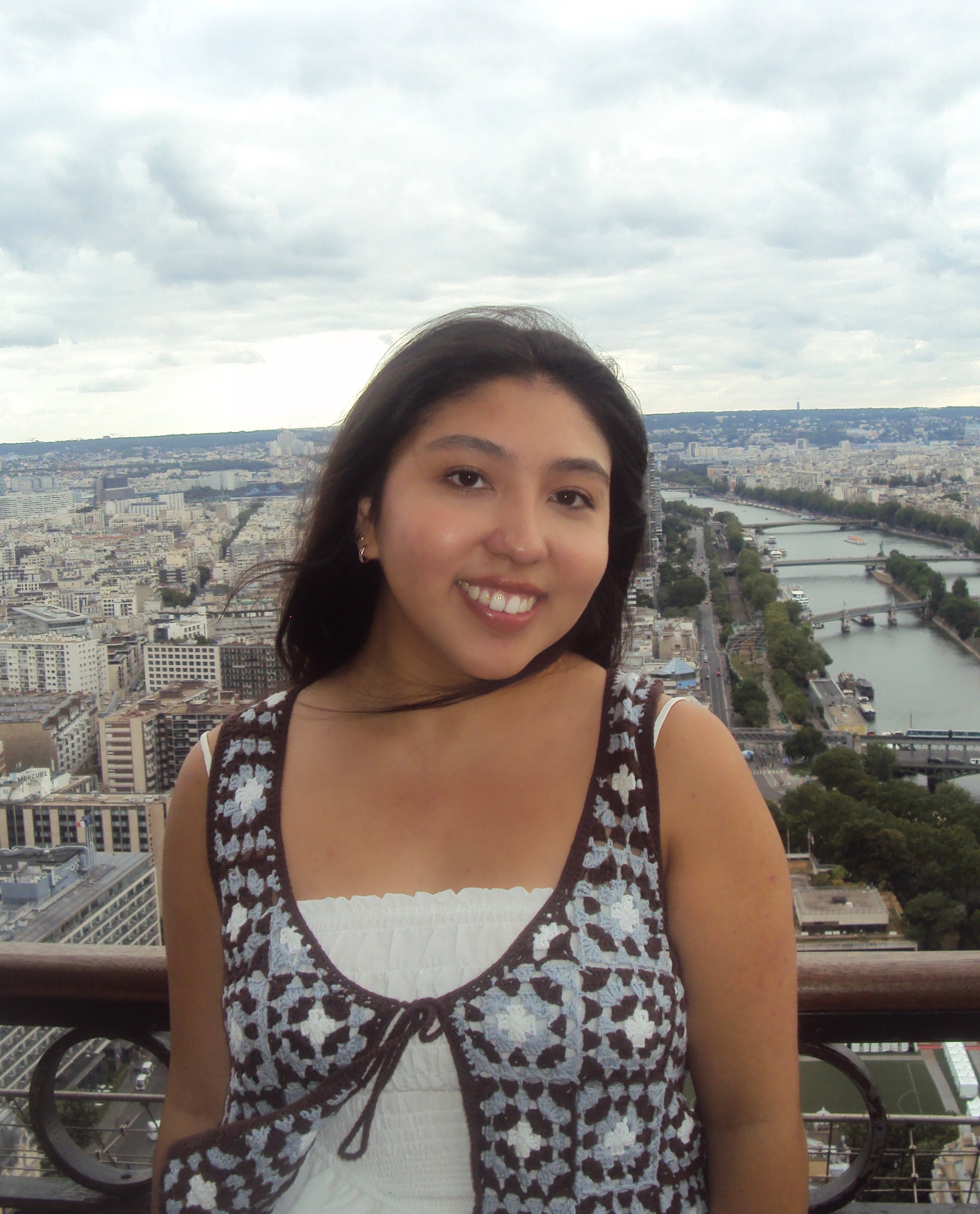 Seryna in front of city